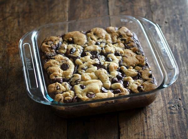 These easy chocolate chip cookie brownies have my very favorite chocolate chip cookie dough baked into the top layer of decadent, fudgy brownies. | pinchofyum.com These easy chocolate chip cookie brownies have my very favorite chocolate chip cookie dough baked into the top layer of decadent, fudgy brownies. | pinchofyum.com